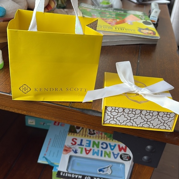 Small Kendra Scott‎ Gift Bag and Box - Picture 3 of 8